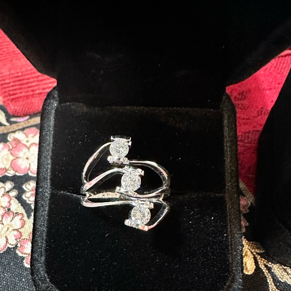 DESIGNER DIAMOND RING SET IN 18K GOLD DESIGNER IS TOUS. BRAND NEW!